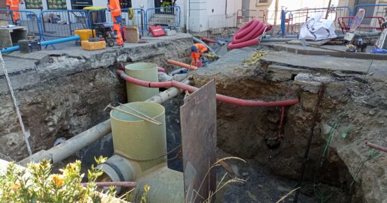 Canalisation visible pendant les travaux sous la voirie, à Montbrison
